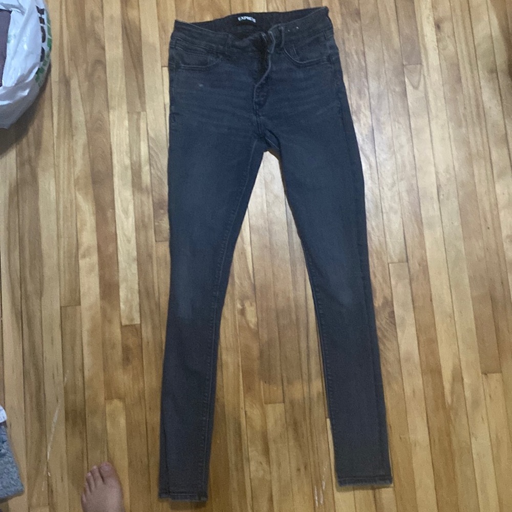 Moderately worn black skinny jeans!